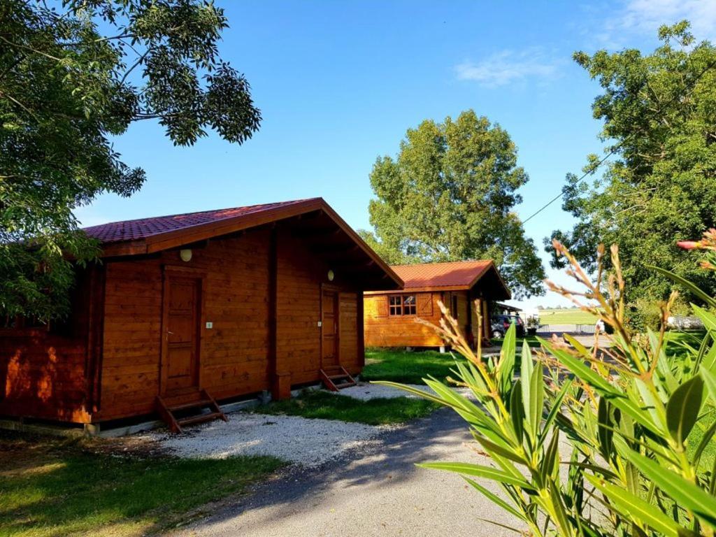 Camping Les 2 Salamandres Arces-sur-Gironde Exterior photo